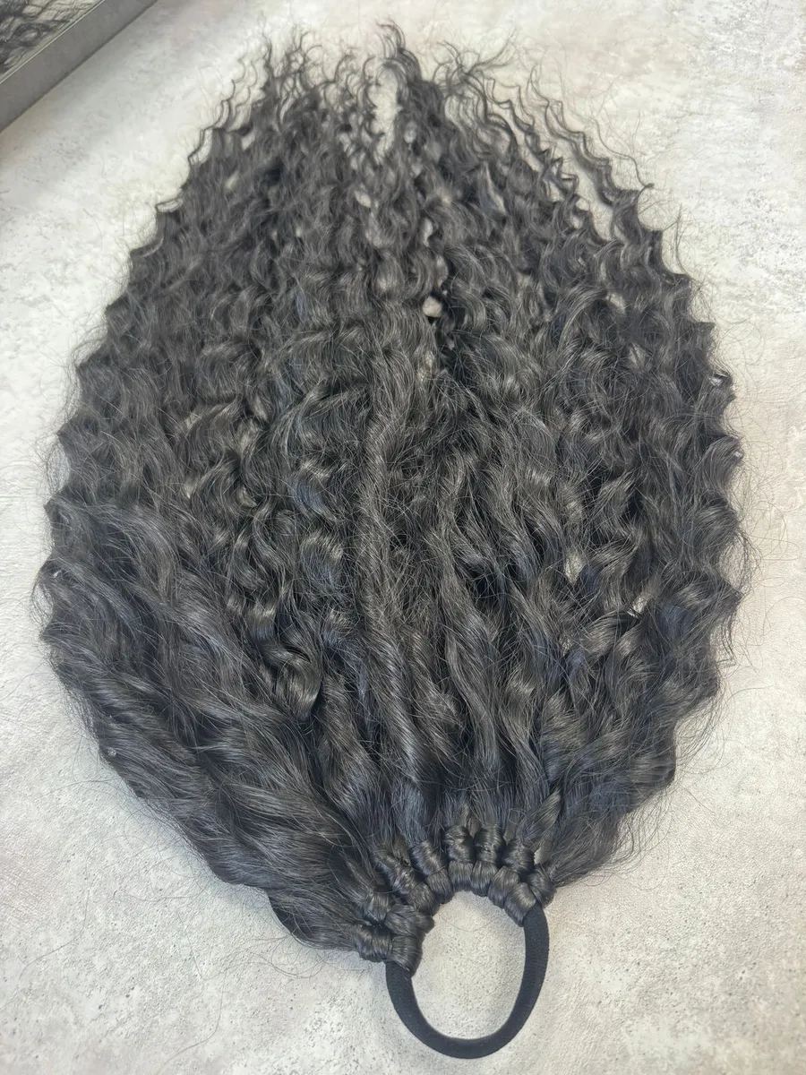 Хвост на резинке кудрявый