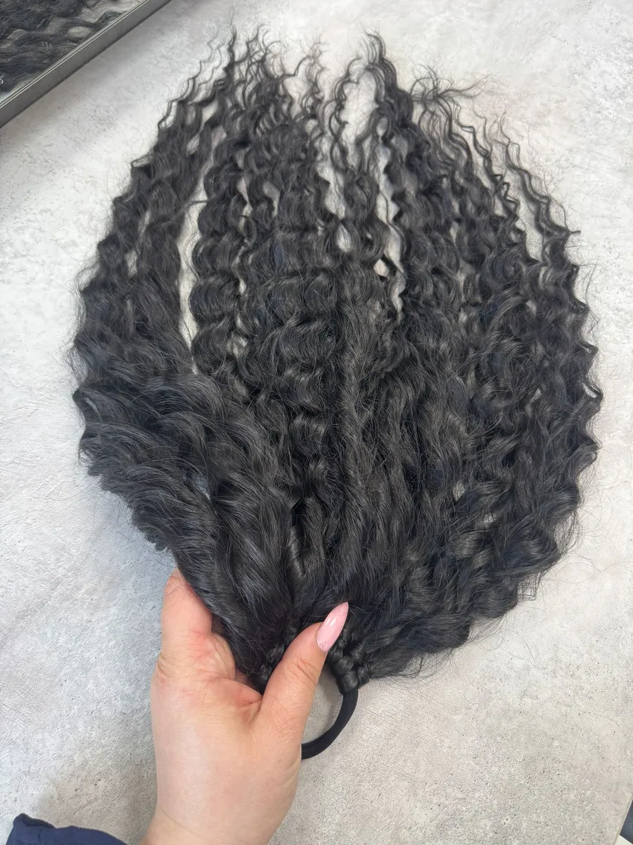 Хвост на резинке кудрявый