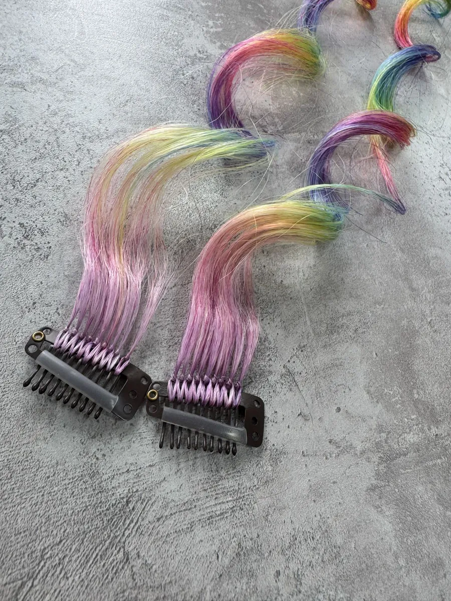 Пряди на заколках