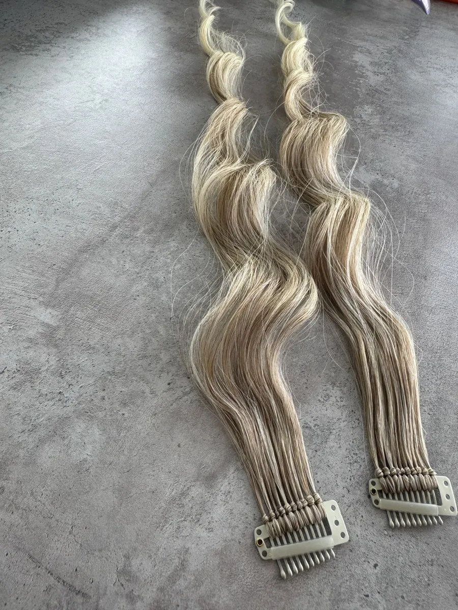 Пряди на заколках