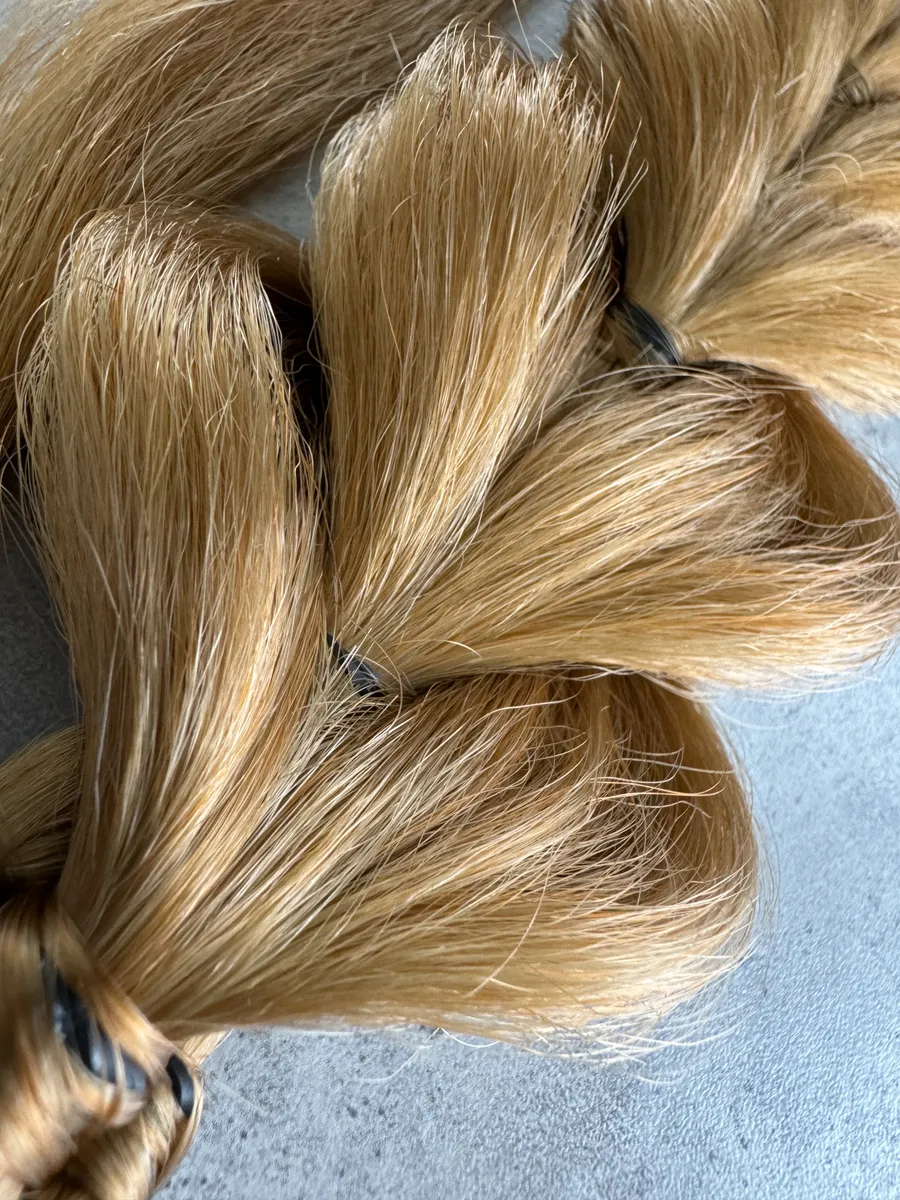 Хвост-коса на резинке французская